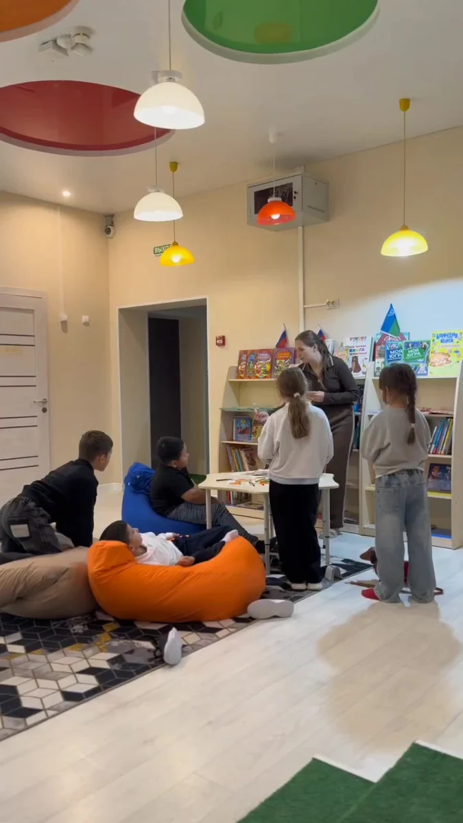 Дети и педагог играют с английскими словами